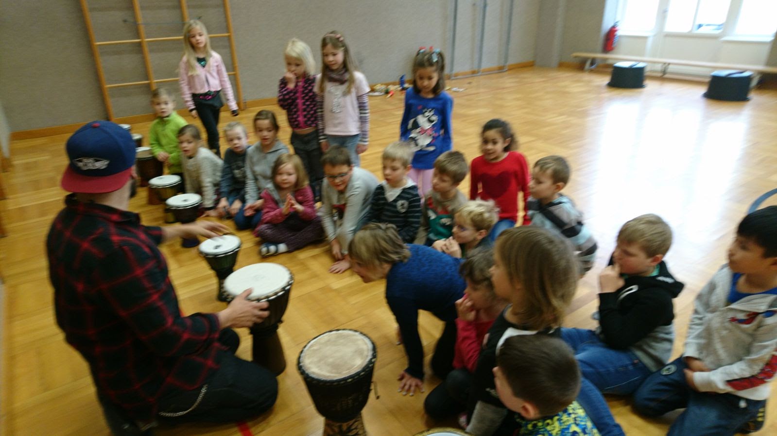 Christian Brandstetter mit Kindern im gemeinsamen Trommelkreis